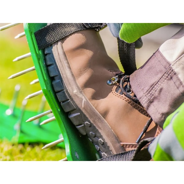 Plenlufter - Piggsko for å lufte plenen Green