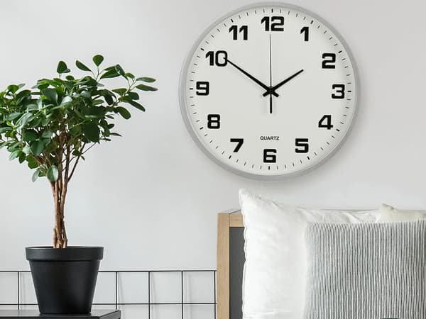 Väggklocka stor, beröringsfri, tyst, 25 cm rund, sekundvisare Silver