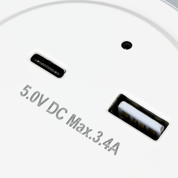 Nattlampa med USB-A och USB-C-uttag och sensor