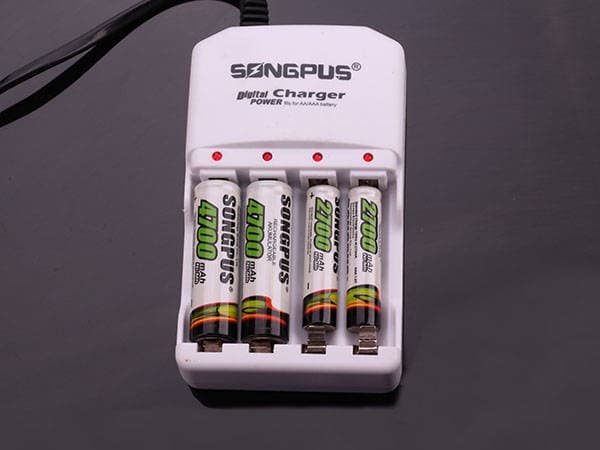 Batteriladdare AA AAA med batteripack