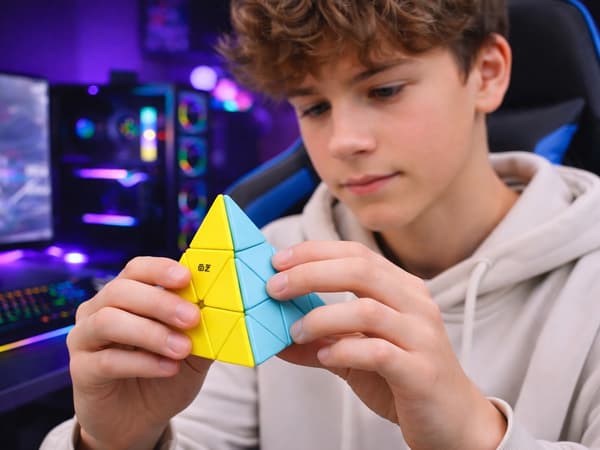 Pyramid speedcube