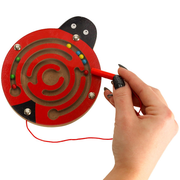 Magnetisk labyrint med nyckelpigabollar