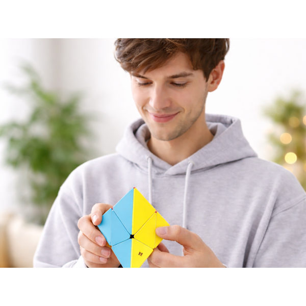 Pyramid speedcube
