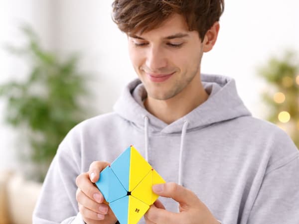 Pyramid speedcube