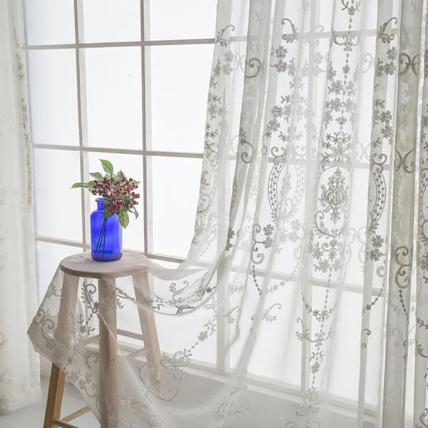 Broderade gardiner/halvtransparenta