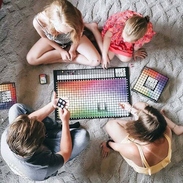 Hues and Cues gættespil fra usaopoly | 30 minutters spilletid