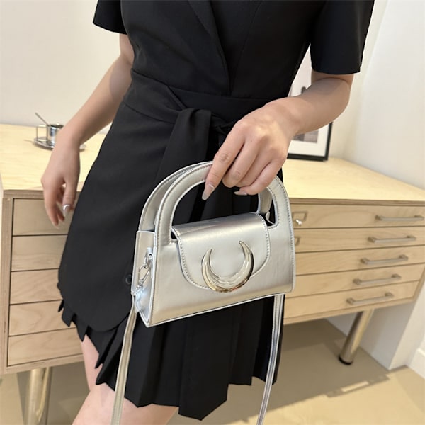 Moon Buckle Bag För Kvinnor 2024 Sommar Ny Casual Solid Färg Axel Väska Damer Vackra Personliga Handväskan Silver