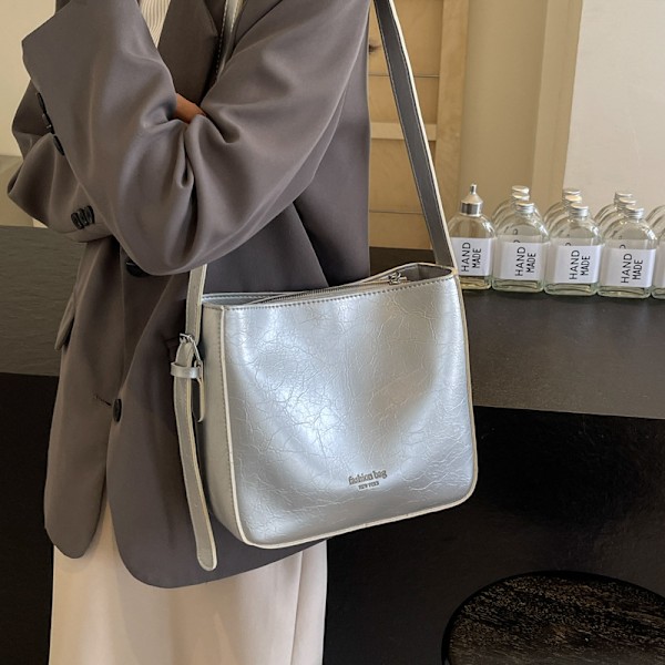 Simple Commute Large Capacity Bag For Women 2024 Summer New Versatile Casual Shoulder Bag High Sense Bucket Bag Silver