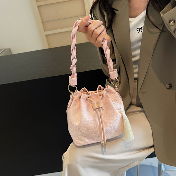 Ny kinesisk stil 2024 Ny sød tekstur niche forår og sommer vestlig stil skuldertaske mode bærbar spandtaske Creamy-White With Ornaments