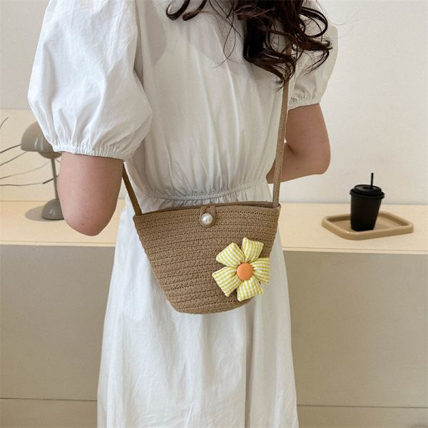 Kontrast Färgstrand Väska Modig Vävda Axel Korskropp Väska 2023 Sommar Nya Västerländsk Stil Commuter Spliced Bucket Baga White With Khakis With Ornaments