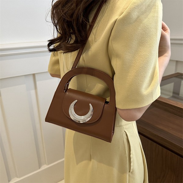 Moon Buckle Bag För Kvinnor 2024 Sommar Ny Casual Solid Färg Axel Väska Damer Vackra Personliga Handväskan Silver