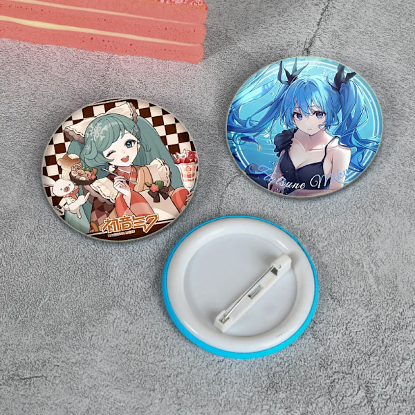 58Mm Miku Tecknad Bricka Cosplay Anime Söta Broschar Handgjorda Plast Emalj Stift För Kläder Ryggsäck Tillgång Till Smyckena Gift 58mm H04