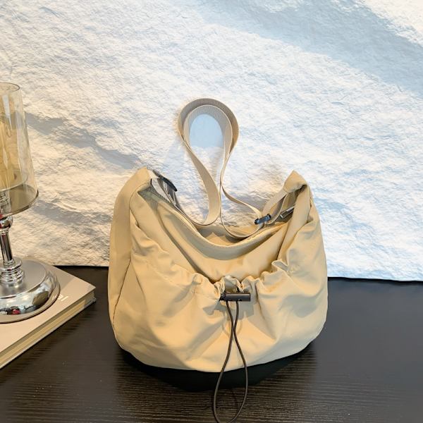 Miumiu Väska Kvinnlig 2024 Ny Populär Mode Casual Axel Väska Med Stor Kapacitet Tvärkropp Väskans Klass Pendelväskan White