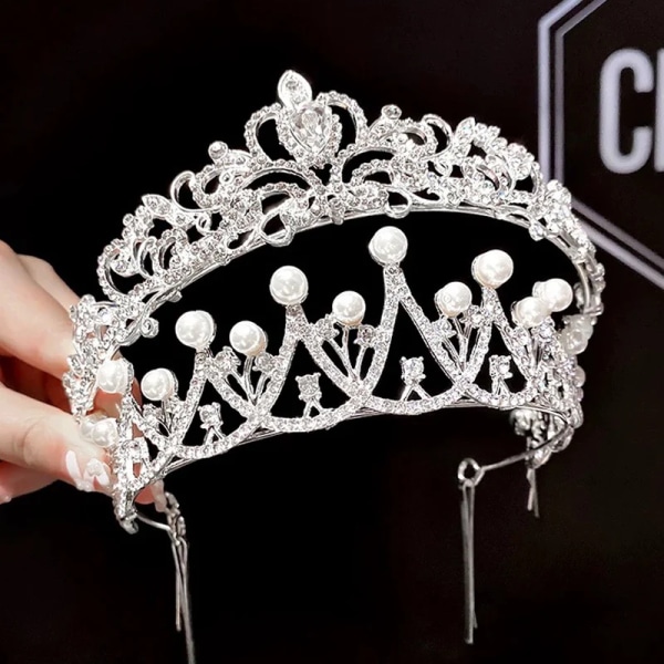 Ny Princess Crystal Tiaras Crowns Pannband för kvinnor Tjej Brudbal Strass Kronbröllopstillbehör Hårsmycken Hair band