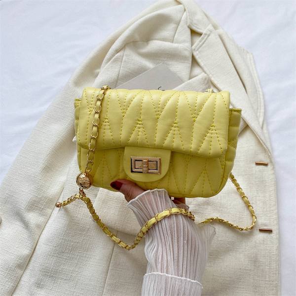 Vår 2024 Ny Mode Enkel Axel Väska Enkel Western Style Axel Väska Liten Kvadrat Väska Kedja Trendy Crossbody Väska Axer Väskan Yellow