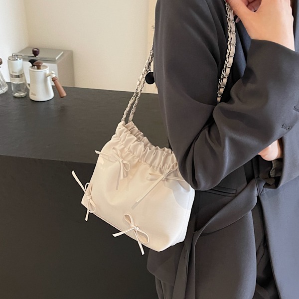 2024 Spring Style Bow Chain Väska Kvinnlig Partsu Axelpåse Kvinnlig Solid Färg Mjuk Läder Pleated Bucket Bag Ti Ti Det Silver