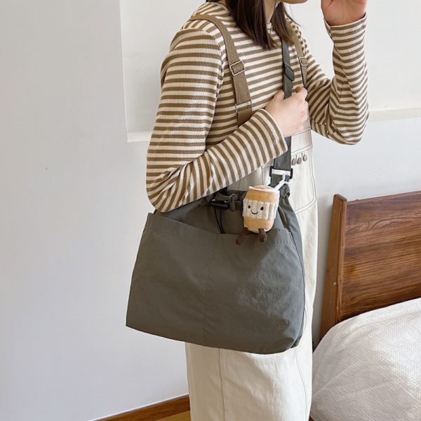 Casual Big Bag Women's 2024 Nya Mode Tyg Väska Axel Väska Stor Kapacitet Tote Bag Klass Commuter Crossbody Bag Bage Black Without Pendant