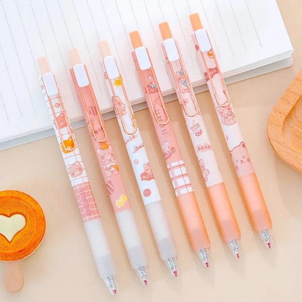 Söt Cartoon Bear Gel Pennor Kawaii 0.5Mm Svarta Bläck Neutral Pennor Koreanska Pappersskrivning Verktyg Skolkontor Leveranser Gelpenna 1set 6pcs different scents