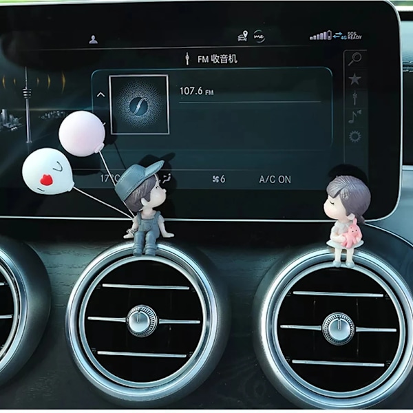 2024 Bil Tillbehör Söta Cartoon Par Action Figurer Ballong Ornament Auto Interior Dashboard För Flickor Presenter Släppa Gold