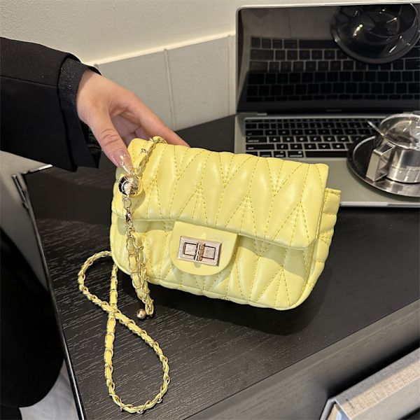 Vår 2024 Ny Mode Enkel Axel Väska Enkel Western Style Axel Väska Liten Kvadrat Väska Kedja Trendy Crossbody Väska Axer Väskan Yellow