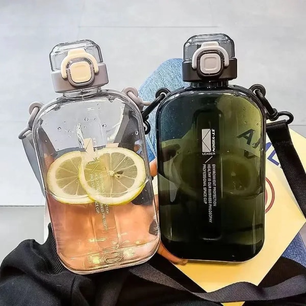 Platt fyrkantig genomskinlig vattenflaska Bärbar resematsal med justerbar rem Elegant smal flaska för sportcamping Style 1 Black 750ml