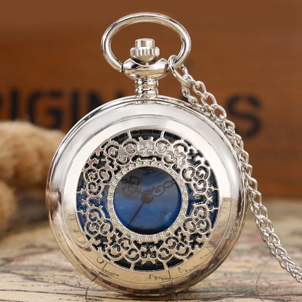 Exquise Starry Blue Dial Hänge Brons ihålig Case Quartz Fickur Romerska Siffror Retro Klockor Souvenir Present för Män Kvinnor Silver 30cm Chain