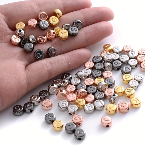 100 st blandade bokstavsbokstavar runda pärlor Legerade metallpärlor Charms pärlor för att göra smycken handgjorda armband (0,4 cm/0,16 tum X 0,7 cm/0,28 tum) Random Color Mixing