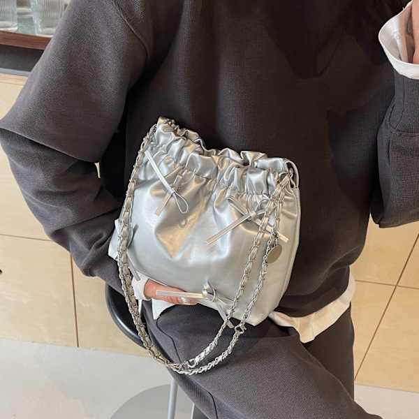 2024 Spring Style Bow Chain Väska Kvinnlig Partsu Axelpåse Kvinnlig Solid Färg Mjuk Läder Pleated Bucket Bag Ti Ti Det Silver