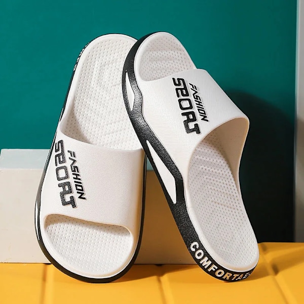 Sommar Sandaler Icke-Slip Slitmotståndiga Badrum Tofflor Mjukt Löst Home Skor Mäns Brev Beach Flip Flops Älskare Sko. Ivory 44-45