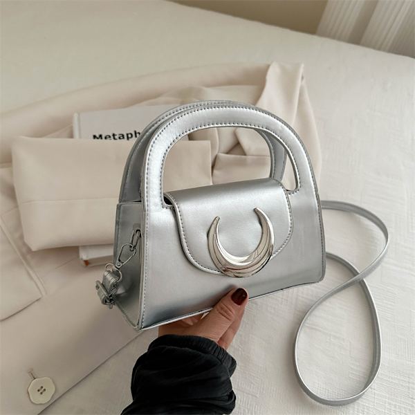 Moon Buckle Bag För Kvinnor 2024 Sommar Ny Casual Solid Färg Axel Väska Damer Vackra Personliga Handväskan Silver