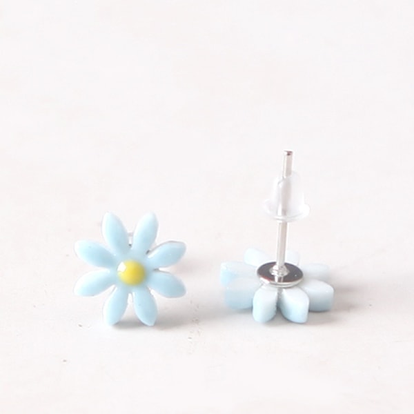 Grön Sång Små Daisy Ceramic Små Fräsch Daisy Örhängen Japanska Koreanska Temperament Kvinnors Örhängen Kreativ Handmade E Trinketter White