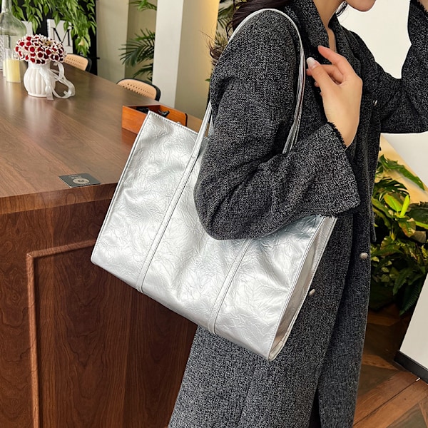 Cross-Border Simple Tote Bag Fashion Aktentaske Kvinde 2023 Ny Stor Kapacitet Taske Tekstur Underarm Taske Silver