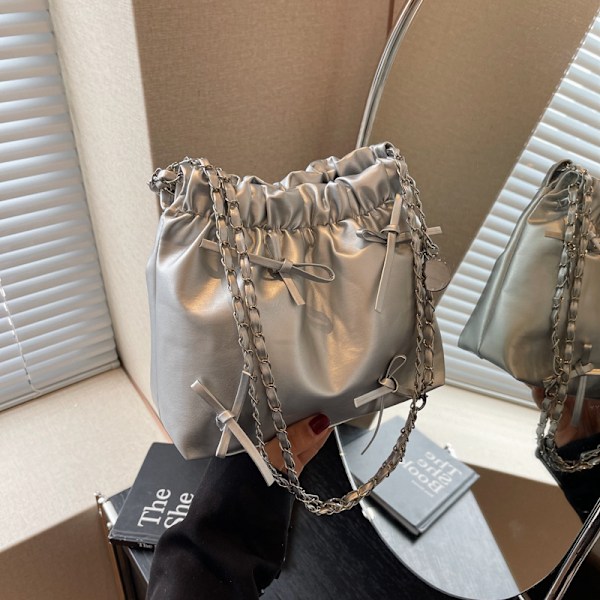 2024 Spring Style Bow Chain Väska Kvinnlig Partsu Axelpåse Kvinnlig Solid Färg Mjuk Läder Pleated Bucket Bag Ti Ti Det Creamy-White