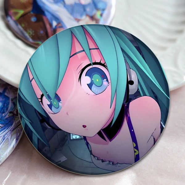 58Mm Miku Tecknad Bricka Cosplay Anime Söta Broschar Handgjorda Plast Emalj Stift För Kläder Ryggsäck Tillgång Till Smyckena Gift 32mm H27