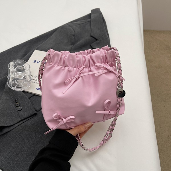 2024 Spring Style Bow Chain Väska Kvinnlig Partsu Axelpåse Kvinnlig Solid Färg Mjuk Läder Pleated Bucket Bag Ti Ti Det Pink