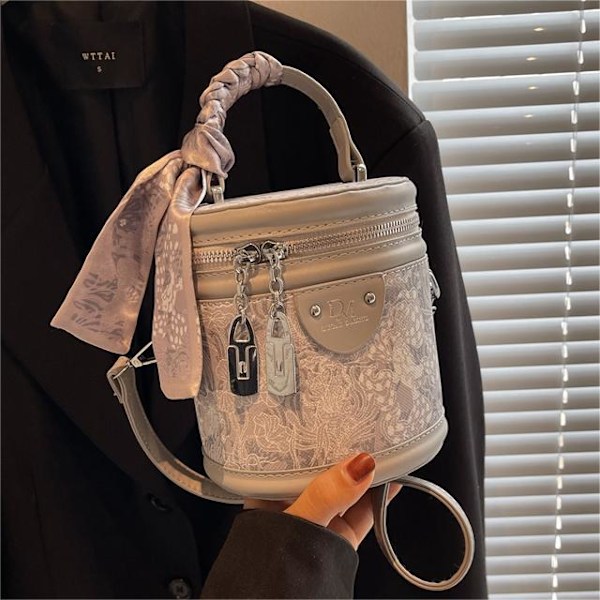 Senior Sense Fashion Casual Niche Texture Bucket Bag 2024 Ny Damväska Trend 100 Nätverk Röd Crossbody Bag Kvinnor Gray