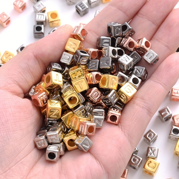 100 st blandade fyrkantiga bokstavspärlor stort hål lösa kubiska alfabetet CCB-pärlor för smyckestillverkning Handgjorda diy-armbandshalsband (0,6 cm/0,24 tum) White K
