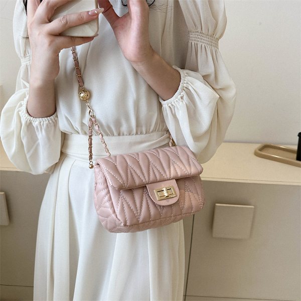 Vår 2024 Ny Mode Enkel Axel Väska Enkel Western Style Axel Väska Liten Kvadrat Väska Kedja Trendy Crossbody Väska Axer Väskan Yellow