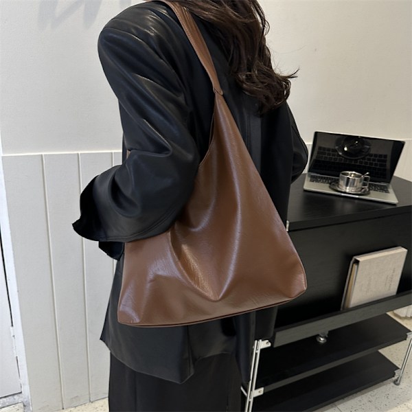 Länsimainen laukku Tote Bag Naiset 2023 Uusi muoti Yksivärinen Tekstuuri Olkalaukku Vuoden suosittu kainalolaukku Brown