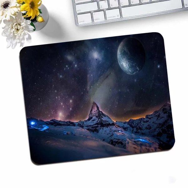 Galaxy Small Gaming Mouse Pad Skrivbordsmatta Gummimatta halkfri Anime Musmatta Datortillbehör Skrivbordsskydd Kawaii Cute Keyboard Pads XC012734 18x22cm