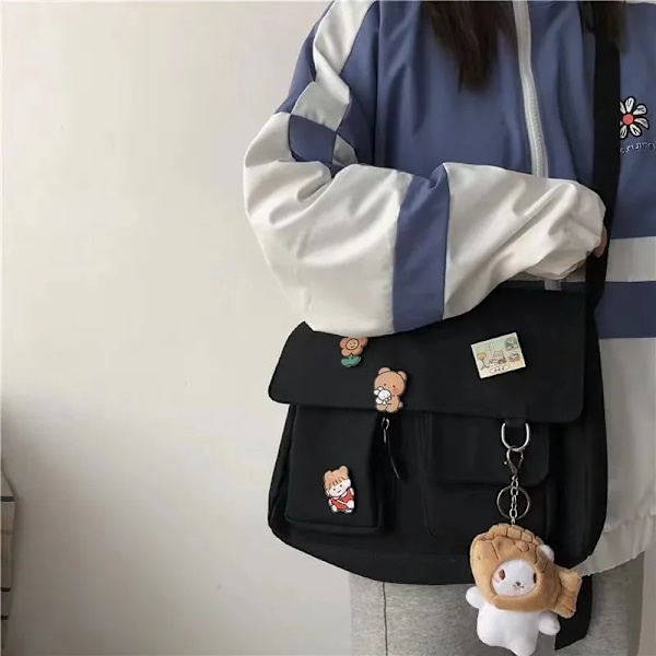 Suloinen Canvas-laukku Wild Student Naiset Käsilaukut Olkalaukku Naisten Japanilainen Harajuku Diagonaalinen Crossbody-laukut Tytölle Lompakko Bolsas Black Large Badge