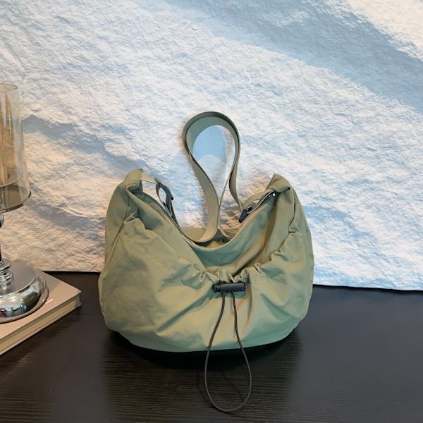 Miumiu Väska Kvinnlig 2024 Ny Populär Mode Casual Axel Väska Med Stor Kapacitet Tvärkropp Väskans Klass Pendelväskan White