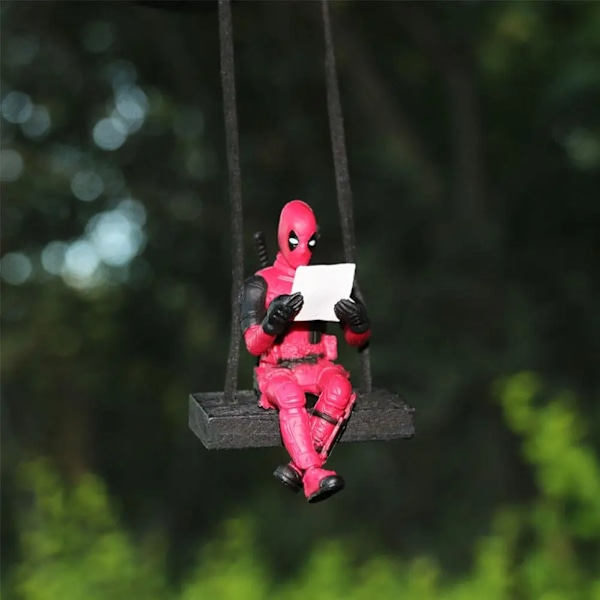 Deadpool Cartoon Car Rearview Spegel Pendant Läs En Bok Suk Lysning A