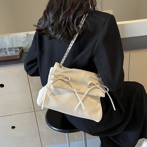 Nischdesignväska Dam 2024 Vår/Sommar Nytt Mode Senior Sense Axelväska Trendlinje Explosiv Crossbodyväska Black