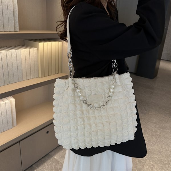 Stor Kapacitet Kvinnors Väska 2023 Ny Pendlar Väska Axelpåse Special-Intresse Design Trendy Bubbla Miumiu Väska Axelväse White