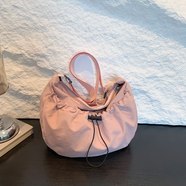 Miumiu Väska Kvinnlig 2024 Ny Populär Mode Casual Axel Väska Med Stor Kapacitet Tvärkropp Väskans Klass Pendelväskan Black