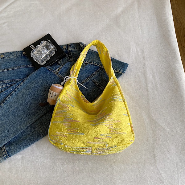 Summer Big Bag Ladies 2024 New Fashion Populär En Axel Väska Stor Kapacitet Klass Pendling Crossbody Dumpling Väskan Yellow With Pendant