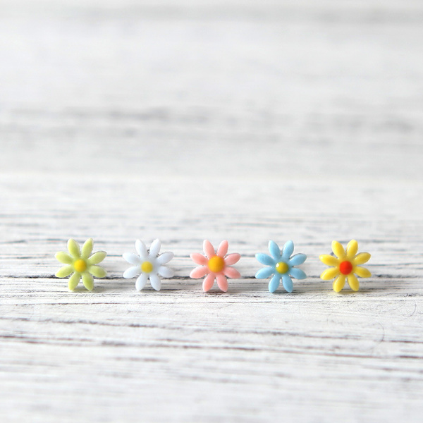 Grön Sång Små Daisy Ceramic Små Fräsch Daisy Örhängen Japanska Koreanska Temperament Kvinnors Örhängen Kreativ Handmade E Trinketter White