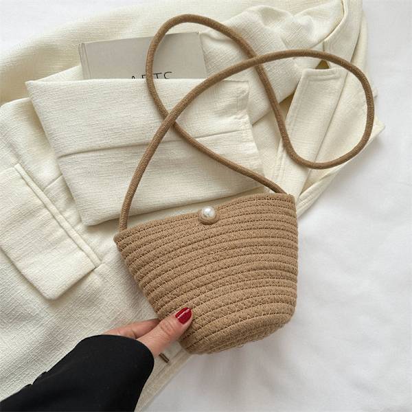 Kontrast Färgstrand Väska Modig Vävda Axel Korskropp Väska 2023 Sommar Nya Västerländsk Stil Commuter Spliced Bucket Baga White With Khakis With Ornaments