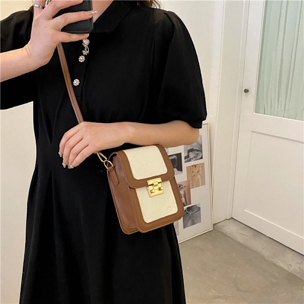 Årets populära väska 2022 Ny trendig väska Dam avancerad textur Crossbody telefonväska Fashionabel All-Match Liten fyrkantig väska Black